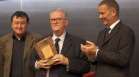Gilberto Bonalumi riceve il Premio Salvador Allende, insieme a Rodrigo Diaz e l'assessore alla cultura del Comune di Trieste Paolo Tassinari. Foto di Giorgio Jerman.